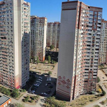 Apartment Near Metro Pozniaky เคียฟ ภายนอก รูปภาพ